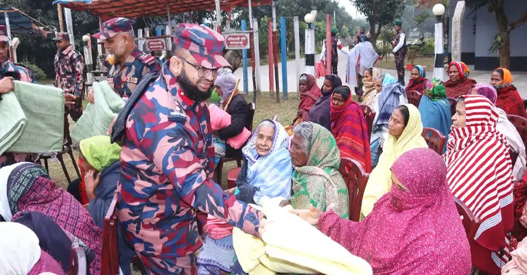 শীতার্তদের বিজিবির কম্বল বিতরণ